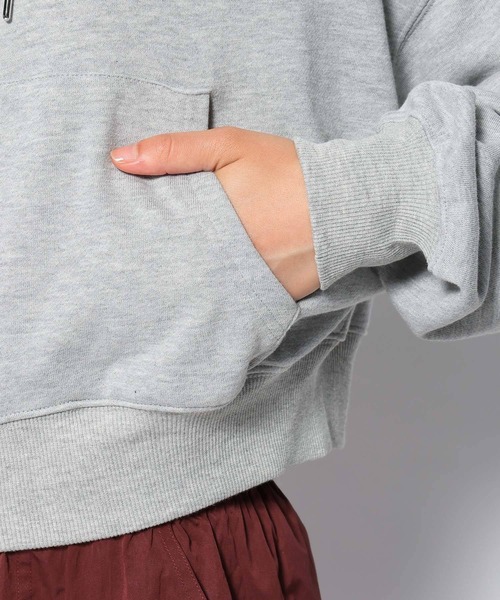 FOREVER 21(フォーエバー トゥエンティーワン)の「【2023AW】クロップドジップフーディー(パーカー・レディース・ブラック/グレー/オフホワイト/グリーン・SMALL/MEDIUM)」の7枚目の写真