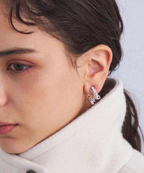 green label relaxing(グリーンレーベルリラクシング)の「メタル&フェイクパール フープイヤリング(イヤリング・レディース・シルバー/ゴールド・FREE)」の1枚目の写真