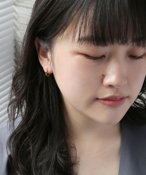 colleca la（コレカラ）の「[stainless]ステンレス・ツイストワンタッチフープピアス〈金属アレルギー対応〉（ピアス（両耳用）・レディース・シルバー/ゴールド・ﾌﾘ-）」の3枚目の写真