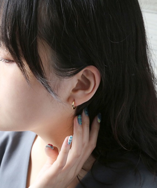 colleca la（コレカラ）の「[stainless]ステンレス・ツイストワンタッチフープピアス〈金属アレルギー対応〉（ピアス（両耳用）・レディース・シルバー/ゴールド・ﾌﾘ-）」の4枚目の写真