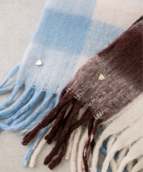 OLIVE des OLIVE（オリーブデオリーブ）の「【WEB限定】ハートチャーム付きチェックブークレマフラー　1032160020（マフラー・レディース・ブラウン/サックスブルー・FREE）」の4枚目の写真