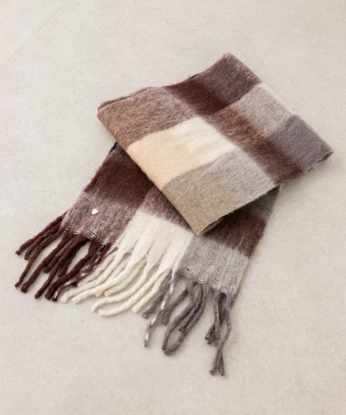 OLIVE des OLIVE（オリーブデオリーブ）の「【WEB限定】ハートチャーム付きチェックブークレマフラー　1032160020（マフラー・レディース・ブラウン/サックスブルー・FREE）」の5枚目の写真