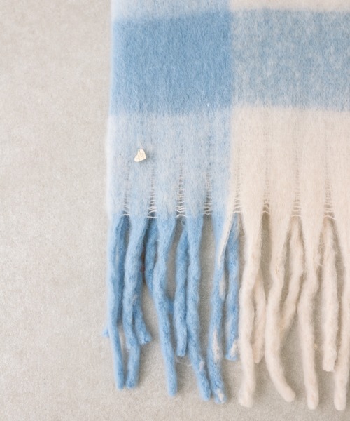 OLIVE des OLIVE（オリーブデオリーブ）の「【WEB限定】ハートチャーム付きチェックブークレマフラー　1032160020（マフラー・レディース・ブラウン/サックスブルー・FREE）」の7枚目の写真