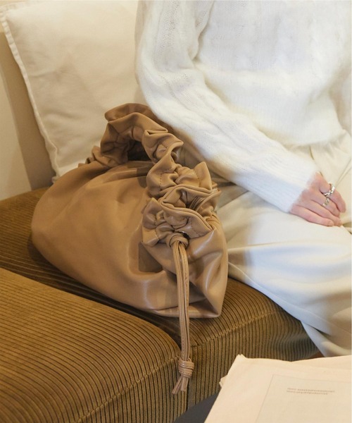 titivate（ティティベイト）の「ﾄﾞﾛｰｽﾄﾘﾝｸﾞｷﾞｬｻﾞｰｼｮﾙﾀﾞｰﾊﾞｯｸﾞ（ショルダーバッグ・レディース・ブラック/アイボリー/グレイッシュベージュ/キャメル・FREE）」の9枚目の写真