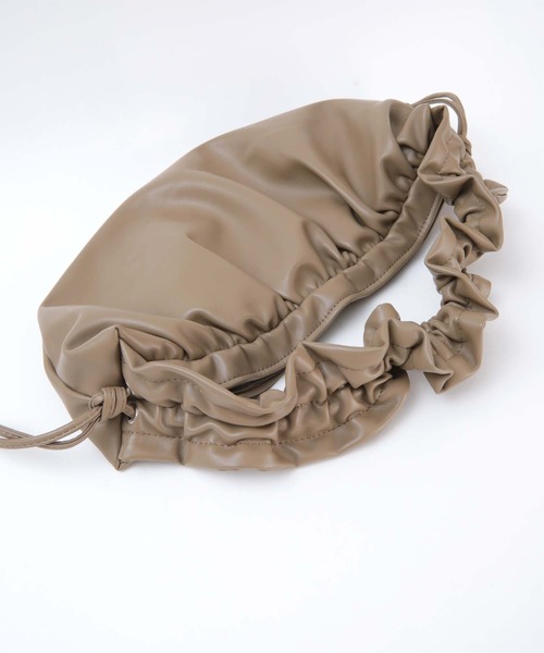 titivate（ティティベイト）の「ﾄﾞﾛｰｽﾄﾘﾝｸﾞｷﾞｬｻﾞｰｼｮﾙﾀﾞｰﾊﾞｯｸﾞ（ショルダーバッグ・レディース・ブラック/アイボリー/グレイッシュベージュ/キャメル・FREE）」の15枚目の写真