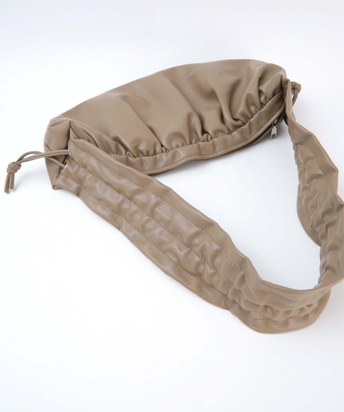 titivate（ティティベイト）の「ﾄﾞﾛｰｽﾄﾘﾝｸﾞｷﾞｬｻﾞｰｼｮﾙﾀﾞｰﾊﾞｯｸﾞ（ショルダーバッグ・レディース・ブラック/アイボリー/グレイッシュベージュ/キャメル・FREE）」の18枚目の写真