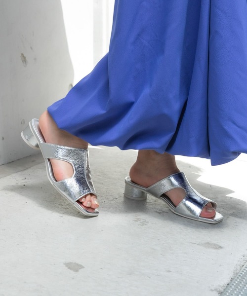 SENSE OF PLACE by URBAN RESEARCH（センスオブプレイスバイアーバンリサーチ）の「カットアウトメタリックミュール（サンダル・レディース・チャコールグレー/シルバー/ブラウン・SMALL/MEDIUM/LARGE）」の3枚目の写真