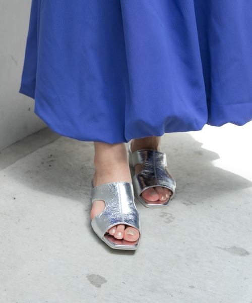 SENSE OF PLACE by URBAN RESEARCH（センスオブプレイスバイアーバンリサーチ）の「カットアウトメタリックミュール（サンダル・レディース・チャコールグレー/シルバー/ブラウン・SMALL/MEDIUM/LARGE）」の4枚目の写真