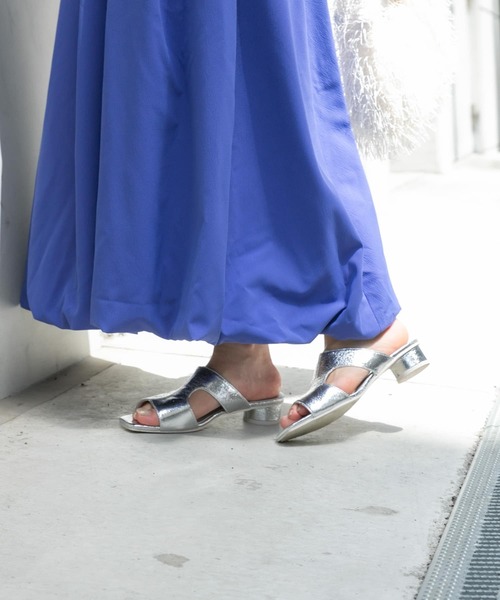 SENSE OF PLACE by URBAN RESEARCH（センスオブプレイスバイアーバンリサーチ）の「カットアウトメタリックミュール（サンダル・レディース・チャコールグレー/シルバー/ブラウン・SMALL/MEDIUM/LARGE）」の5枚目の写真