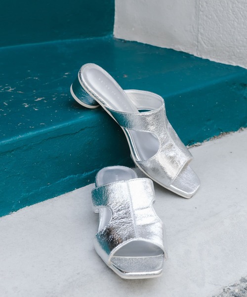 SENSE OF PLACE by URBAN RESEARCH（センスオブプレイスバイアーバンリサーチ）の「カットアウトメタリックミュール（サンダル・レディース・チャコールグレー/シルバー/ブラウン・SMALL/MEDIUM/LARGE）」の9枚目の写真