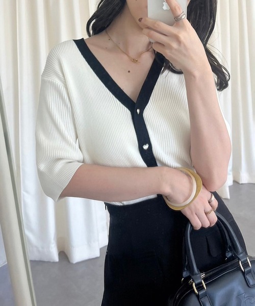 one after another NICE CLAUP（ワンアフターアナザーナイスクラップ）の「ハートボタンVネックカーディガン（カーディガン/ボレロ・レディース・オフホワイト/ホワイト×ブラック/ブラック系その他/イエロー/ホワイト系その他/ピンク・FREE）」の12枚目の写真