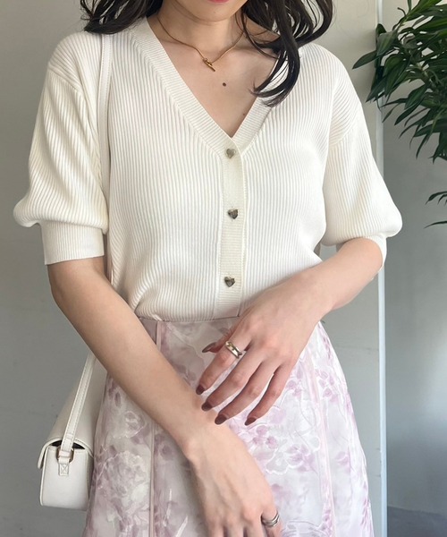 one after another NICE CLAUP（ワンアフターアナザーナイスクラップ）の「ハートボタンVネックカーディガン（カーディガン/ボレロ・レディース・オフホワイト/ホワイト×ブラック/ブラック系その他/イエロー/ホワイト系その他/ピンク・FREE）」の9枚目の写真