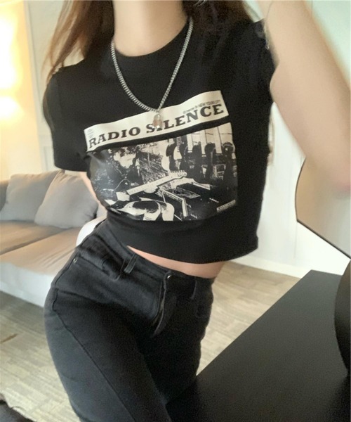 MAISON DE THERESE(メゾン ド テレーズ)の「カレッジロゴ Tシャツ プリント Tシャツ 韓国風 ショート丈 クロップド丈 チビT 半袖(Tシャツ/カットソー・レディース・ブラック/ホワイト・S/M/L/XL)」の4枚目の写真