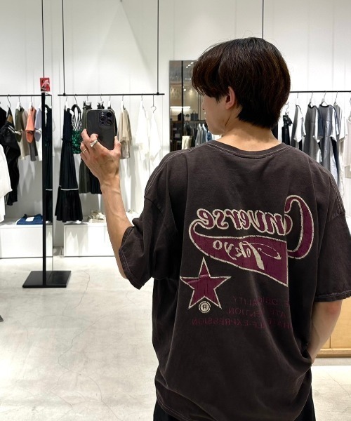 CONVERSE TOKYO(コンバーストウキョウ)の「PIGMENT DYE BACK PRINT TEE(Tシャツ/カットソー・レディース・ブルー/ホワイト/ブラック/パープル/ネイビー・MEDIUM/SMALL)」の20枚目の写真