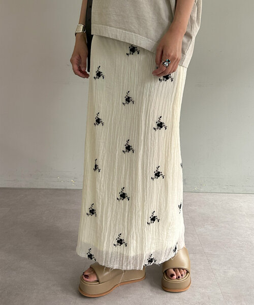 SHENERY（シーナリー）の「エンブロイダリーシアータイトスカート