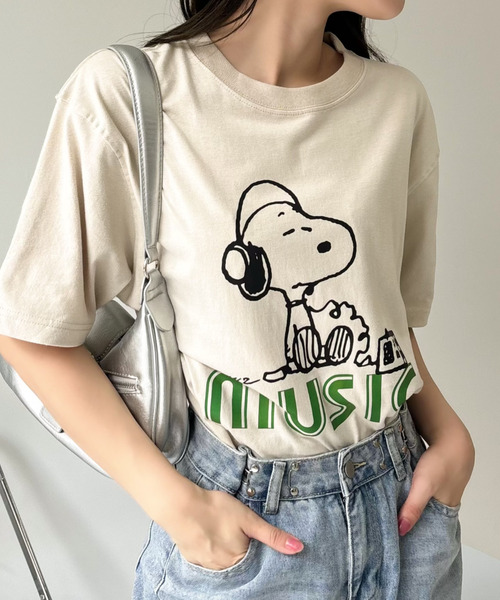 SNOOPY（スヌーピー）の「【PEANUTS/SNOOPY】別注 ピーナッツ スヌーピー 「MUSIC」ヴィンテージ風Tシャツ（Tシャツ/カットソー・レディース・ライトブルー/ブラック/アイボリー・S/M/L/XL）」の2枚目の写真