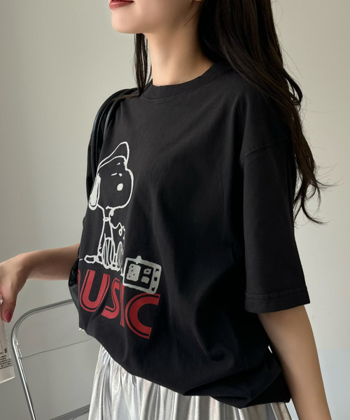 SNOOPY（スヌーピー）の「【PEANUTS/SNOOPY】別注 ピーナッツ スヌーピー 「MUSIC」ヴィンテージ風Tシャツ（Tシャツ/カットソー・レディース・ライトブルー/ブラック/アイボリー・S/M/L/XL）」の10枚目の写真