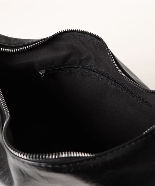 florist（フローリスト）の「【A4収納可・軽量】ワッシャーレザーアイレットショルダーバッグ/ 改良版（ショルダーバッグ・レディース・ブラック/モカ/オフホワイト/グレー/シルバー/ライトイエロー・FREE）」の11枚目の写真