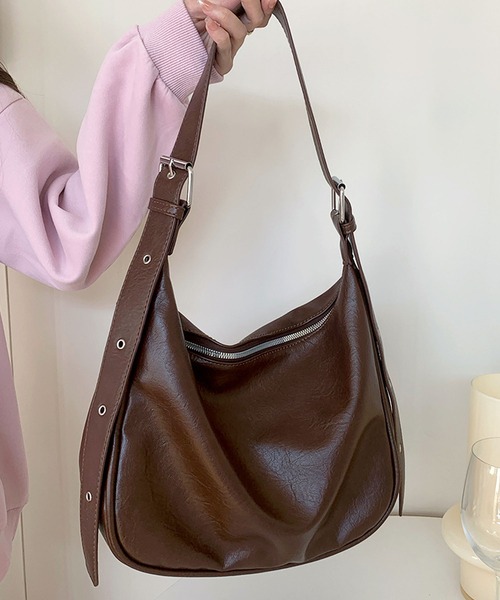 florist（フローリスト）の「【A4収納可・軽量】ワッシャーレザーアイレットショルダーバッグ/ 改良版（ショルダーバッグ・レディース・ブラック/モカ/オフホワイト/グレー/シルバー/ライトイエロー・FREE）」の8枚目の写真