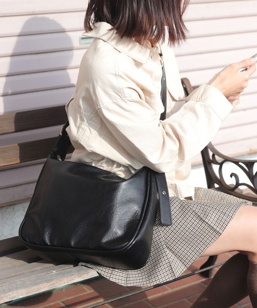 florist（フローリスト）の「【A4収納可・軽量】ワッシャーレザーアイレットショルダーバッグ/ 改良版（ショルダーバッグ・レディース・ブラック/モカ/オフホワイト/グレー/シルバー/ライトイエロー・FREE）」の13枚目の写真