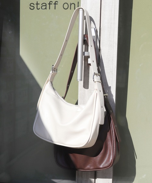 florist（フローリスト）の「【A4収納可・軽量】ワッシャーレザーアイレットショルダーバッグ/ 改良版（ショルダーバッグ・レディース・ブラック/モカ/オフホワイト/グレー/シルバー/ライトイエロー・FREE）」の21枚目の写真