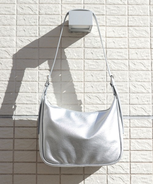 florist（フローリスト）の「【A4収納可・軽量】ワッシャーレザーアイレットショルダーバッグ/ 改良版（ショルダーバッグ・レディース・ブラック/モカ/オフホワイト/グレー/シルバー/ライトイエロー・FREE）」の22枚目の写真