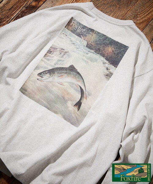 Foxfire（フォックスファイヤー）の「Foxfire/フォックスファイヤー 別注 Foxfire プリントクルーネック ロングスリーブTシャツ/カタログトラウト/バックプリント/リラックスフィット/10.5オンス（Tシャツ/カットソー・メンズ・ホワイト/チャコール/アッシュグレー・LARGE/MEDIUM）」の2枚目の写真