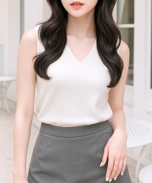 Julia Boutique（ジュリアブティック）の「選べるUネック・Vネック パーソナルカラー ノースリーブニットトップス（ニット/セーター・レディース・アイボリー系2/ホワイト系1/ホワイト系2/グレー系2/ネイビー系2/ベージュ系1/ワイン系2/カーキ系2/ブラック系2/パープル系2/ピンク系1/ピンク系2/カーキ系1/アイボリー系1/ネイビー系1/グレー系1/ベージュ系2/ワイン系1/ブラック系1/パープル系1・ONE）」の3枚目の写真