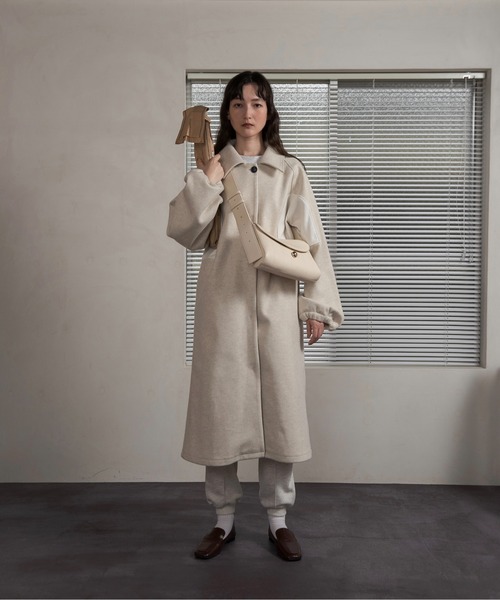 lawgy（ラウジー）の「trapezoidal button point bag / トゥラピゾイダルボタンポイントバッグ（ハンドバッグ・レディース・アイボリー/ブラック/キャメル・FREE）」の6枚目の写真