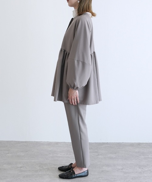 reca（レカ）の「ペプラムギャザーノーカラージャケット（スーツジャケット・レディース・グレイッシュベージュ/ブラック/ネイビー/サンドベージュ/ベージュ・M/L）」の7枚目の写真