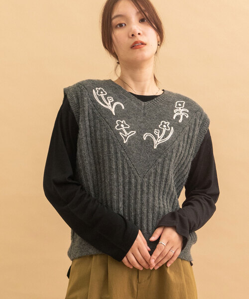 POU DOU DOU（プードゥドゥ）の「フラワー刺繍ニットベスト（ベスト・レディース・キナリ/ダークグレー/アイボリー・M）」の13枚目の写真