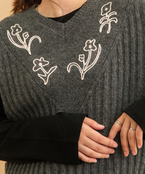 POU DOU DOU（プードゥドゥ）の「フラワー刺繍ニットベスト（ベスト・レディース・キナリ/ダークグレー/アイボリー・M）」の20枚目の写真