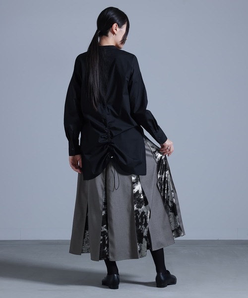kOhAKU（コハク）の「『箔プリント切替フレアスカート』（スカート・レディース・ブラック/グレー・1/2）」の6枚目の写真