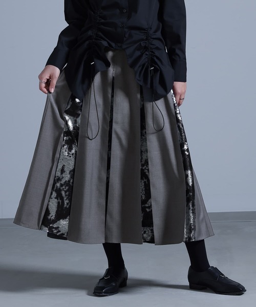 kOhAKU（コハク）の「『箔プリント切替フレアスカート』（スカート・レディース・ブラック/グレー・1/2）」の3枚目の写真