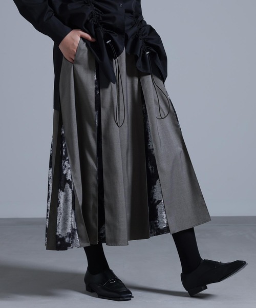 kOhAKU（コハク）の「『箔プリント切替フレアスカート』（スカート・レディース・ブラック/グレー・1/2）」の4枚目の写真
