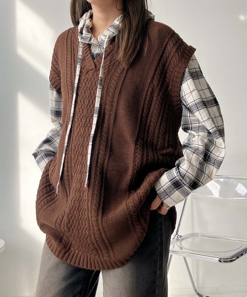 AS KNOW AS plus(アズノゥアズプラス)の「◇裾まるケーブル編みチュニックベスト(ベスト・レディース・ベージュ/ネイビー/ブラウン/グリーン/ネイビー系/ブラウン系/レッド系/ベージュ系/グリーン系1/ベージュ系1/ネイビー系1/アイボリー系1/ブラック系2/カーキ系2/ベージュ系2・FREE)」の4枚目の写真