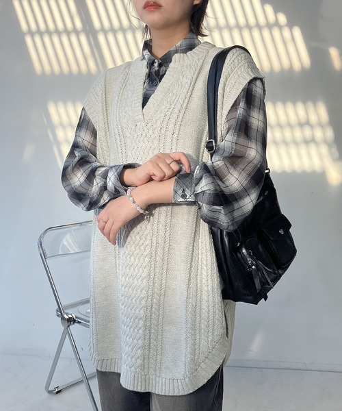 AS KNOW AS plus(アズノゥアズプラス)の「◇裾まるケーブル編みチュニックベスト(ベスト・レディース・ベージュ/ネイビー/ブラウン/グリーン/ネイビー系/ブラウン系/レッド系/ベージュ系/グリーン系1/ベージュ系1/ネイビー系1/アイボリー系1/ブラック系2/カーキ系2/ベージュ系2・FREE)」の7枚目の写真