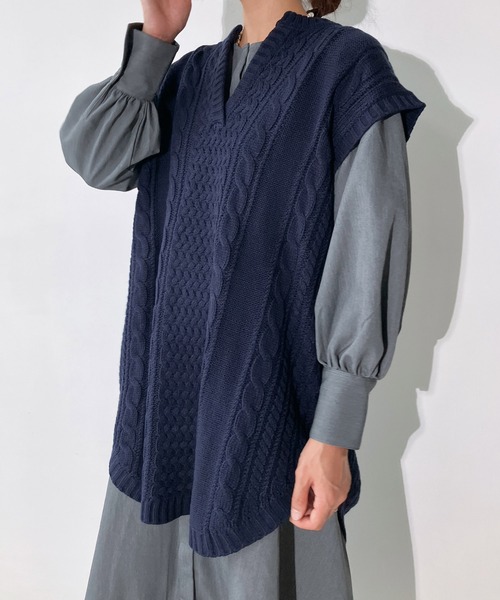 AS KNOW AS plus(アズノゥアズプラス)の「◇裾まるケーブル編みチュニックベスト(ベスト・レディース・ベージュ/ネイビー/ブラウン/グリーン/ネイビー系/ブラウン系/レッド系/ベージュ系/グリーン系1/ベージュ系1/ネイビー系1/アイボリー系1/ブラック系2/カーキ系2/ベージュ系2・FREE)」の13枚目の写真