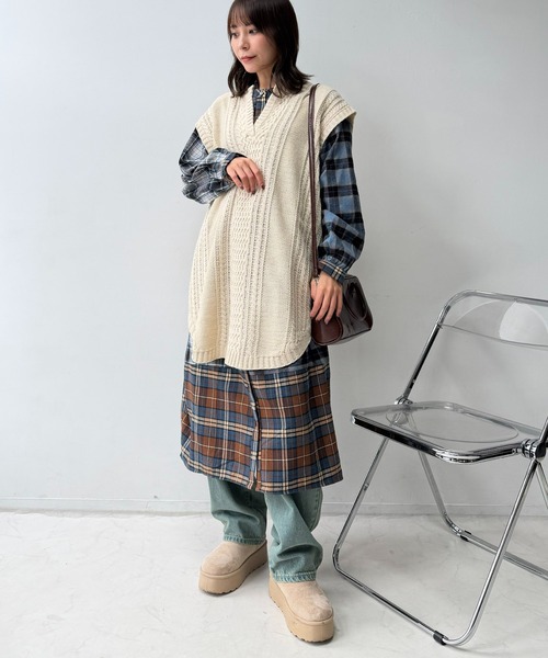 AS KNOW AS plus(アズノゥアズプラス)の「◇裾まるケーブル編みチュニックベスト(ベスト・レディース・ベージュ/ネイビー/ブラウン/グリーン/ネイビー系/ブラウン系/レッド系/ベージュ系/グリーン系1/ベージュ系1/ネイビー系1/アイボリー系1/ブラック系2/カーキ系2/ベージュ系2・FREE)」の20枚目の写真