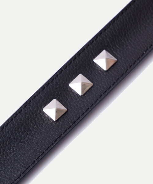 WHO'S WHO gallery(フーズフーギャラリー)の「スタッズレザーバングル(ブレスレット・メンズ・ブラック・FREE)」の2枚目の写真