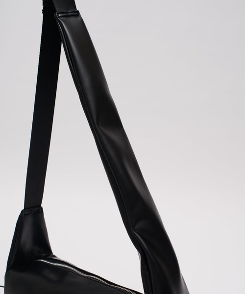 Lui's（ルイス）の「【Neucon/ニューコン】 スクエアマルチポケットシンセティックレザーショルダーバッグ（ショルダーバッグ・メンズ・ブラウン/ブラック・FREE）」の5枚目の写真