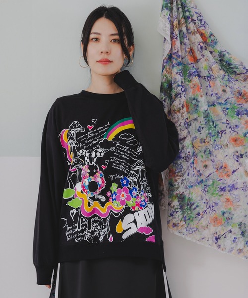 ScoLar(スカラー)の「143709:25周年記念 懐かしのキノコメルヘン柄プルオーバー(Tシャツ/カットソー・レディース・オフホワイト/ブラック/パープル・M)」の2枚目の写真