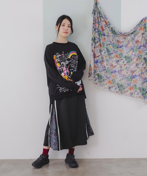 ScoLar(スカラー)の「143709:25周年記念 懐かしのキノコメルヘン柄プルオーバー(Tシャツ/カットソー・レディース・オフホワイト/ブラック/パープル・M)」の5枚目の写真