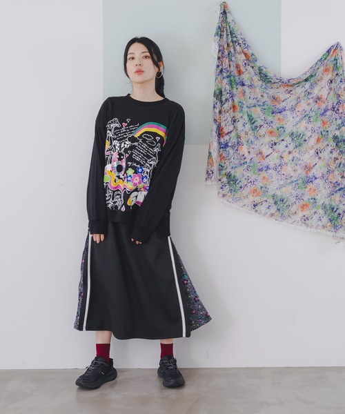 ScoLar(スカラー)の「143709:25周年記念 懐かしのキノコメルヘン柄プルオーバー(Tシャツ/カットソー・レディース・オフホワイト/ブラック/パープル・M)」の6枚目の写真