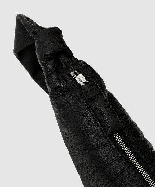 LEMAIRE（ルメール）の「SMALL CROISSANT BAG（ショルダーバッグ・メンズ・ブラウン/ブラック/ゴールド/ブラウン系その他/カーキ/その他・ONE SIZE）」の9枚目の写真