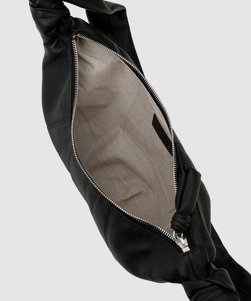 LEMAIRE（ルメール）の「SMALL CROISSANT BAG（ショルダーバッグ・メンズ・ブラウン/ブラック/ゴールド/ブラウン系その他/カーキ/その他・ONE SIZE）」の10枚目の写真