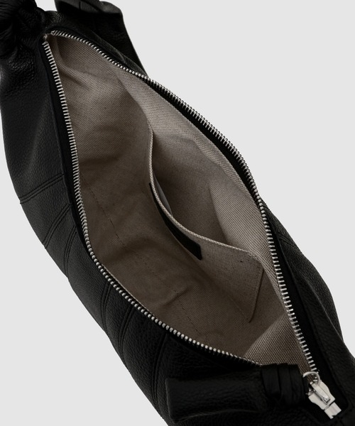 LEMAIRE（ルメール）の「SMALL CROISSANT BAG（ショルダーバッグ・メンズ・ブラウン/ブラック/ゴールド/ブラウン系その他/カーキ/その他・ONE SIZE）」の11枚目の写真