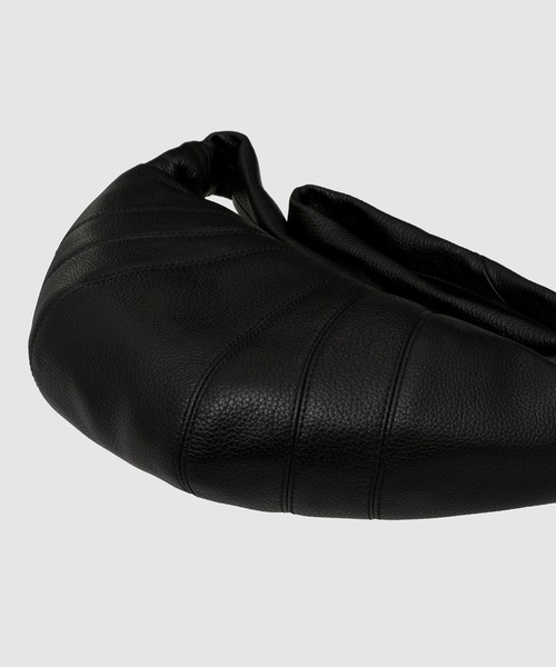 LEMAIRE（ルメール）の「SMALL CROISSANT BAG（ショルダーバッグ・メンズ・ブラウン/ブラック/ゴールド/ブラウン系その他/カーキ/その他・ONE SIZE）」の12枚目の写真
