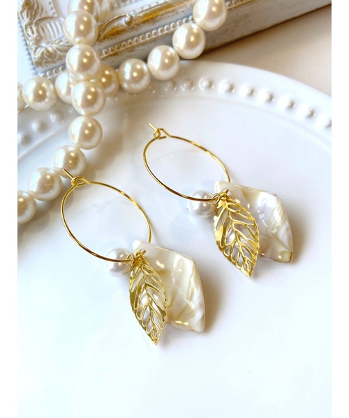 VIBGYOR（ヴィブジョー）の「【MUURABBTI】ゴールドリーフとパールのドフープピアス(MA)（ピアス（両耳用）・レディース・ホワイト系その他/ベージュ系その他・FREE）」の2枚目の写真
