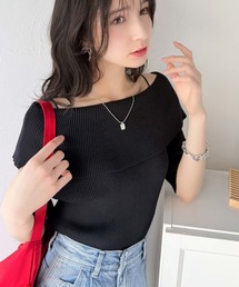 大人フェミニンな着こなし。オフショルリブニット(半袖)
